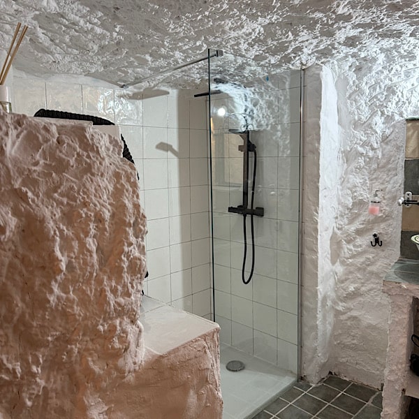 badkamer-cueva-2-cuevas-barrio-las-santas-huescar-granada