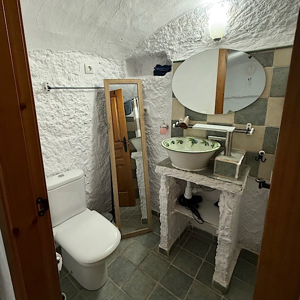 badkamer-cueva-3-cuevas-barrio-las-santas-huescar-granada