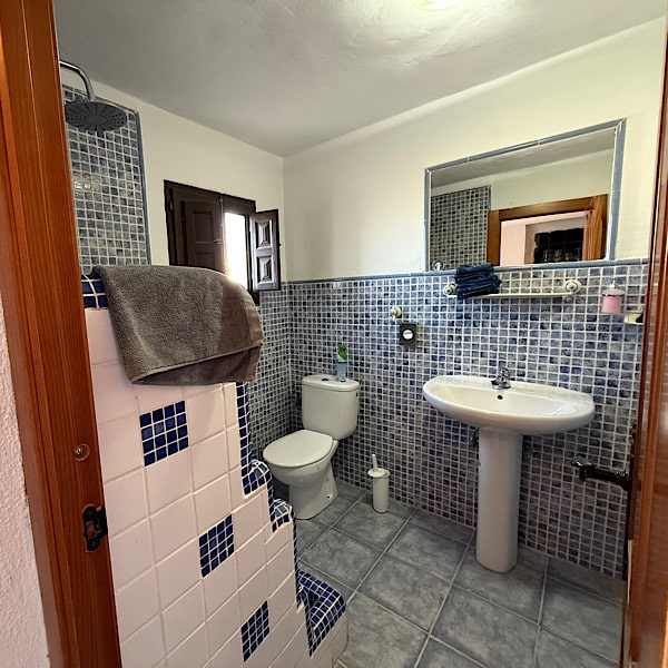 badkamer-cueva-5-cuevas-barrio-las-santas-huescar-granada