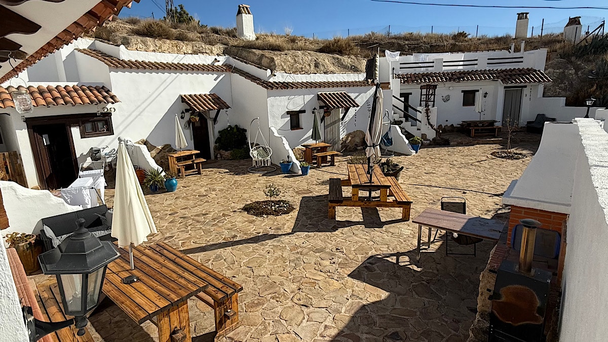 binnenplaats-cuevas-barrio-las-santas-huescar-granada