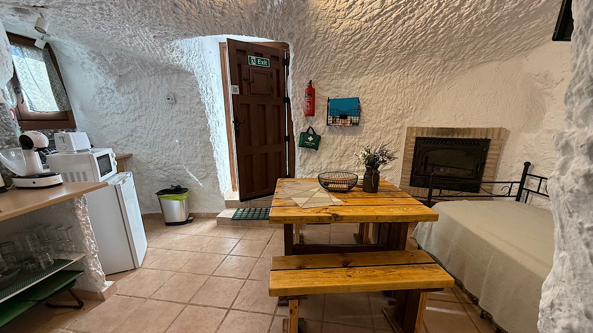 cueva-2-keuken-en-woonruimte-cuevas-barrio-las-santas-huescar-granada