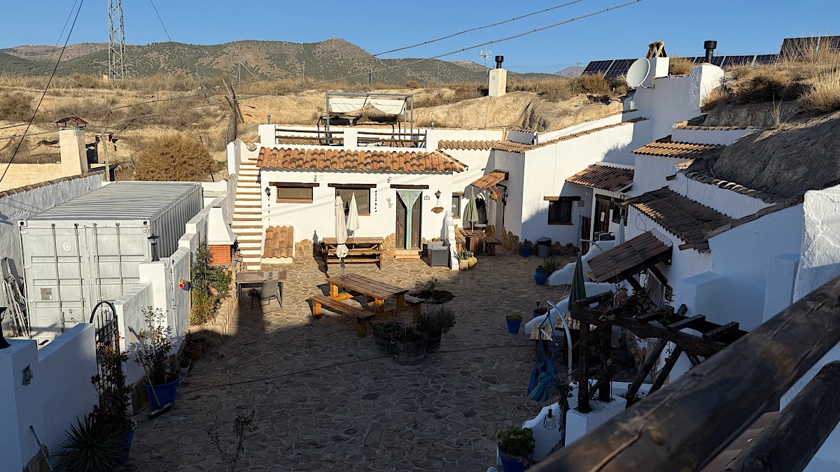 cuevas-barrio-las-santas-huescar-granada-binnenterrein