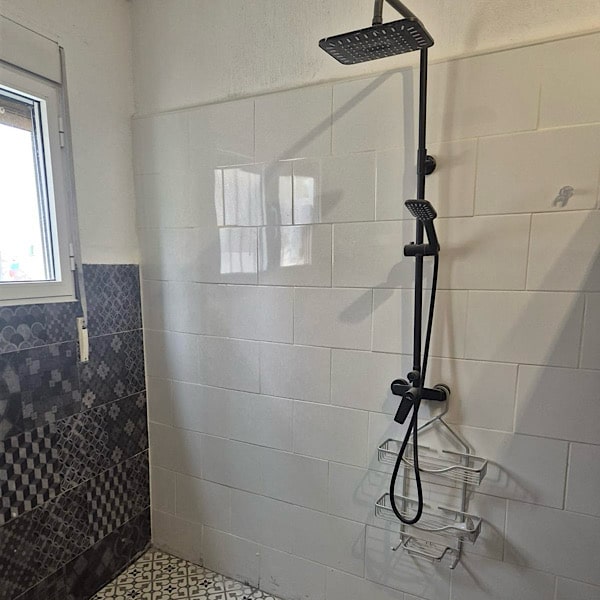 woongrot-cuevas-barrio-las-santas-huescar-granada-douche