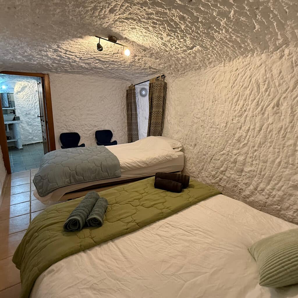 slaapruimte-3-personen-cueva-2-cuevas-barrio-las-santas-huescar-granada