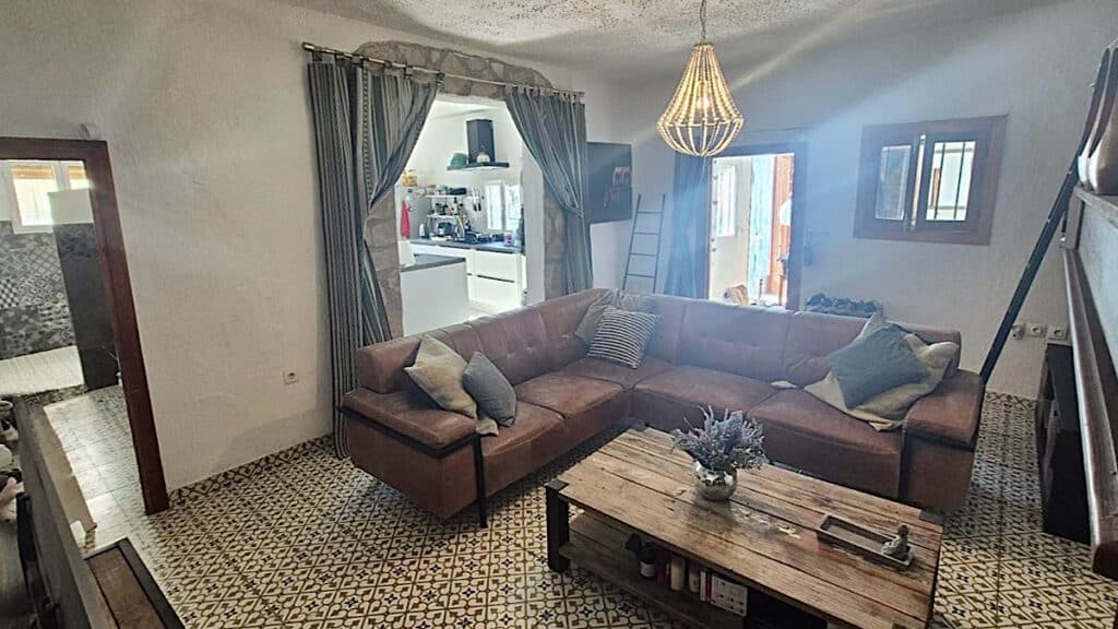 woonkamer-keuken-woongrot-cuevas-barrio-las-santas-huescar-granada