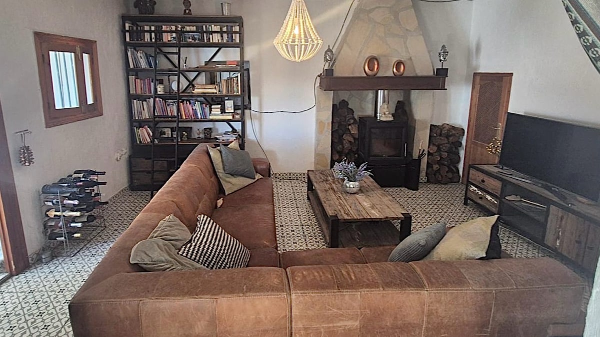 woonkamer-woongrot-cuevas-barrio-las-santas-huescar-granada
