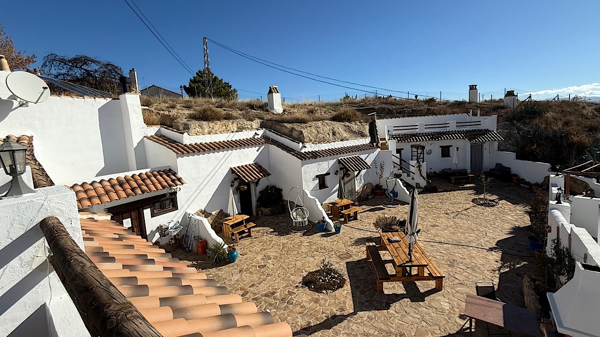 zicht-op-binnenplaats-cuevas-barrio-las-santas-huescar-granada