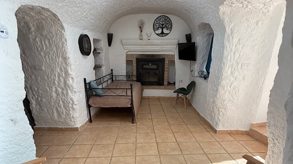 zitkamer-met-haard-cueva-1-cuevas-barrio-las-santas-huescar-granada