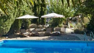 zwembad-met-ligbedden-casa-la-nuez-almedinilla-cordoba