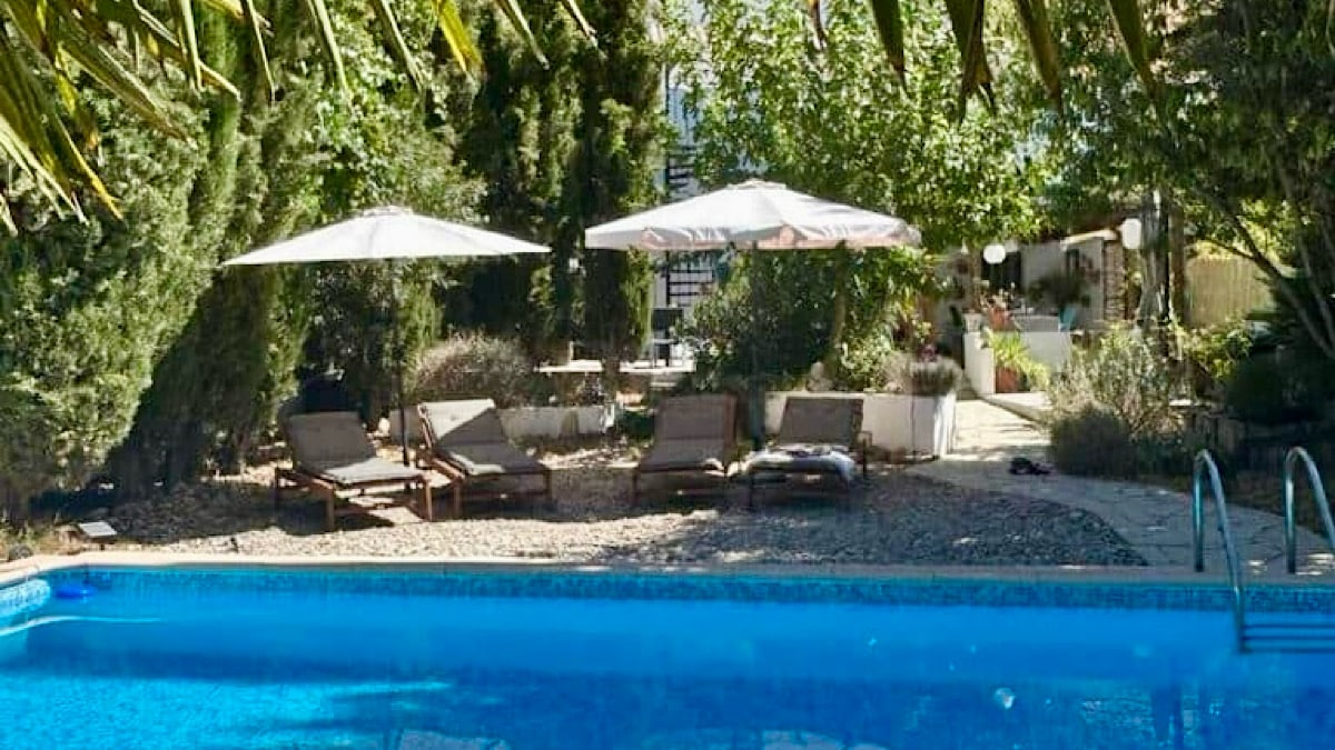 zwembad-met-ligbedden-casa-la-nuez-almedinilla-cordoba