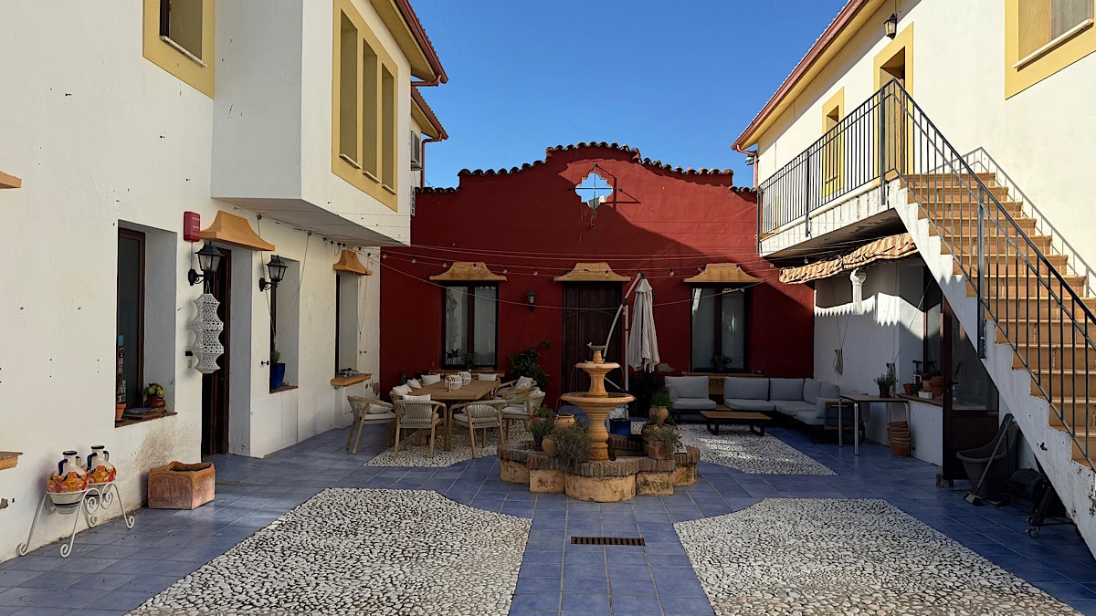 cortijo-la-vista-el-hoyo-cordoba-binnenplaats-met-fontein