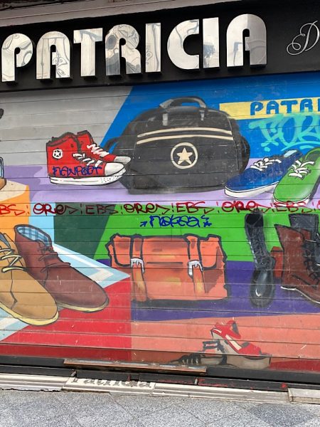Schoenenzaak als Street Art rolluik Sevilla