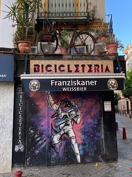 straatkunst-rolluik-bicicleteria-sevilla
