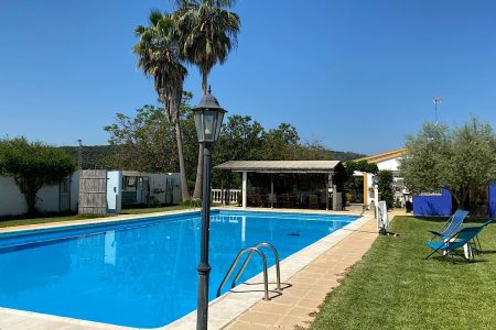 zwembad-met-overdekt-terras-finca-el-juncal-cordoba